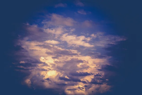 Голубое небо и облака — стоковое фото