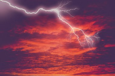 Fırtına bulutları ve yıldırım