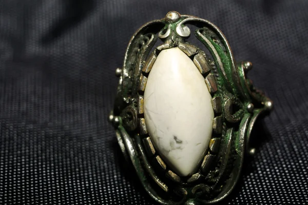 Ring mit weißem Stein — Stockfoto