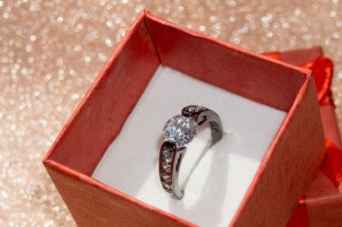 Siyah halka ve hediye kutusu