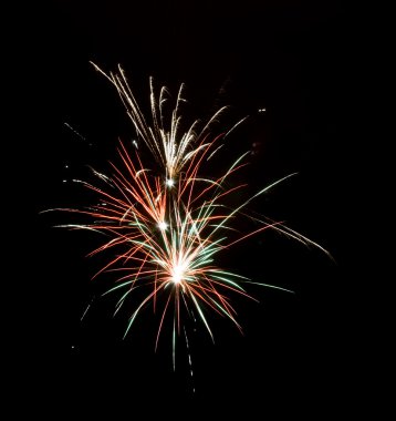 karanlık gökyüzü üzerinde havai fişek