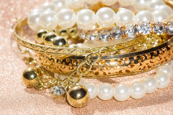 Mode Perlenarmbänder — Stockfoto