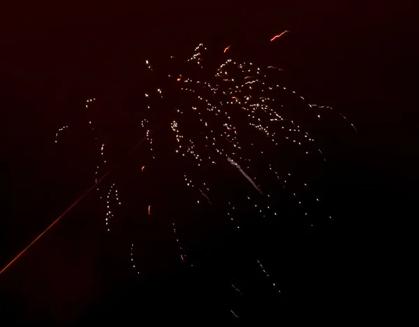 Фейерверки на тёмном небе — стоковое фото