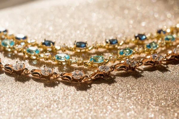 Pulseras de oro con piedras azules y blancas — Foto de Stock