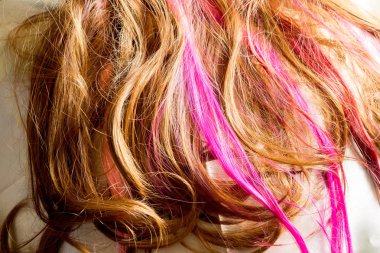 Sentetik kıvırcık saçlı makro