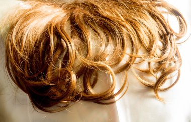 Sentetik kıvırcık saçlı makro