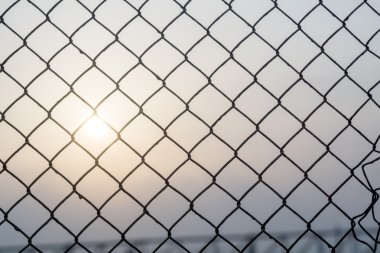 Gündoğumu ile mesh çit