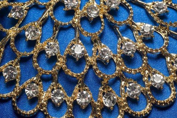Collar de oro sobre fondo azul — Foto de Stock