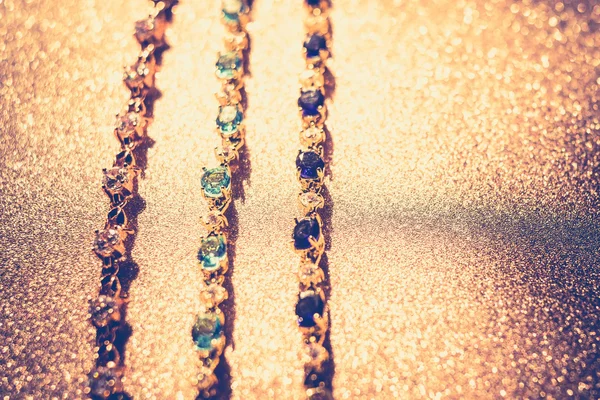 Bracciali in oro con pietre bianche e blu — Foto Stock