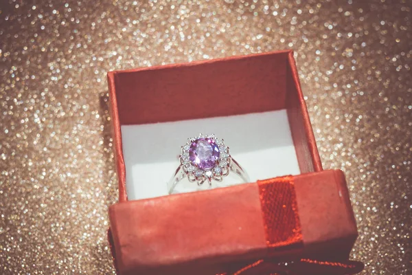 Bague en argent et boîte cadeau — Photo