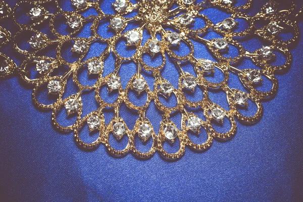 Zlatý náhrdelník na modrém pozadí Retro — Stock fotografie