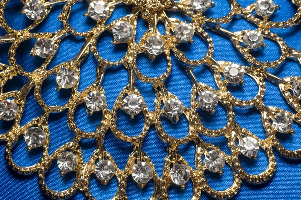 Goldene Halskette auf blauem Hintergrund — Stockfoto
