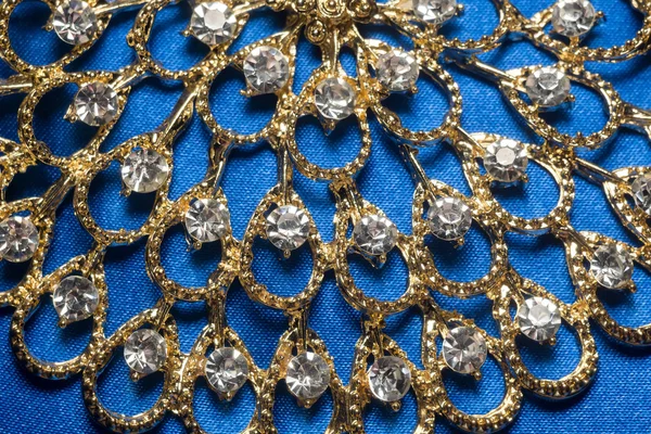 Kalung Emas di Latar Belakang Biru — Stok Foto