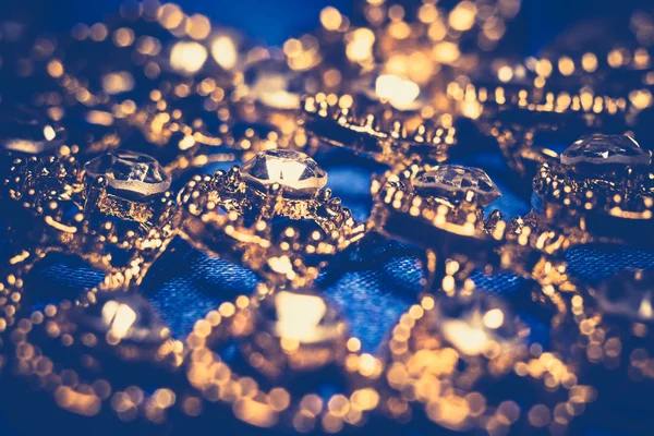 Золоте намисто на синьому фоні ретро — стокове фото