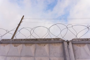 Beton Duvardaki Dikenli Tel