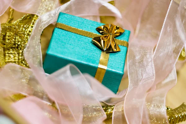 Green Gift Box and Pink Ribbons — Stock Photo, Image