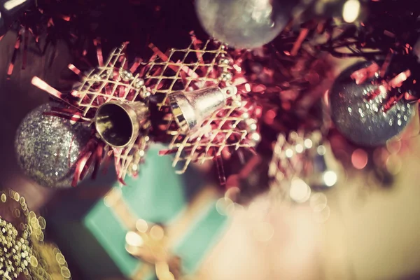 圣诞树和绿色礼品盒 — 图库照片