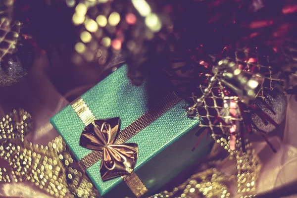 Árvore de Natal e caixa de presente verde — Fotografia de Stock
