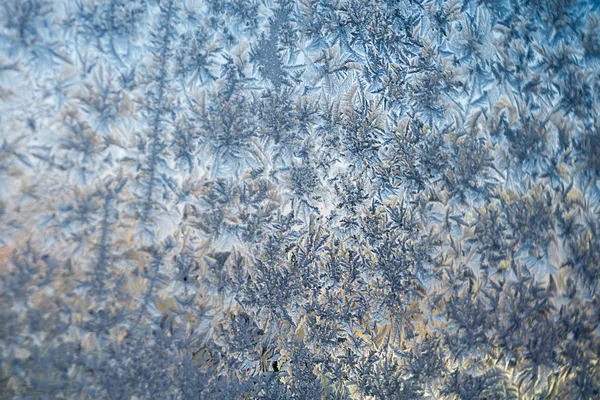 Winter venster en blauwe hemel — Stockfoto