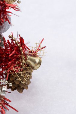 Kırmızı yılbaşı ağacı