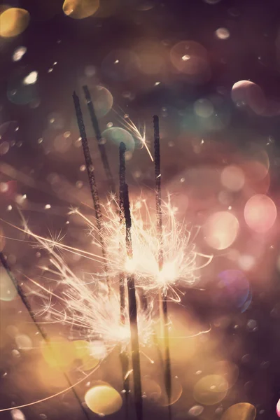 Sparkler e bokeh colorido — Fotografia de Stock