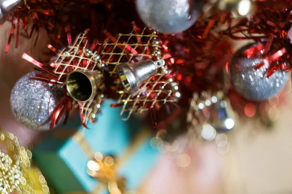 Albero di Natale e scatola regalo verde — Foto Stock