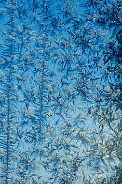 Kış penceresi ve mavi gökyüzü