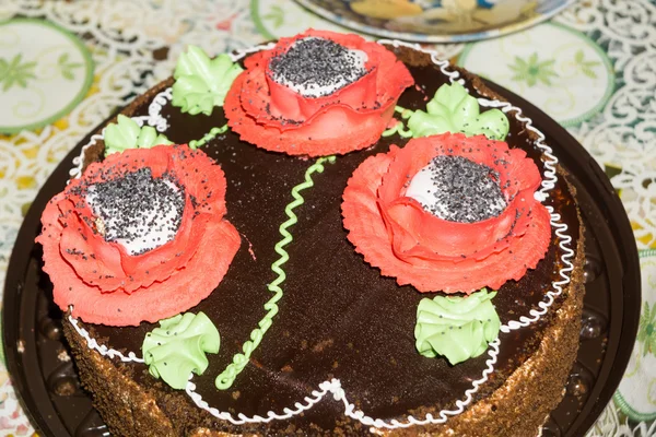 Pastel decorado con amapolas — Foto de Stock