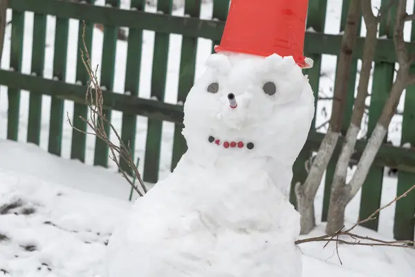 Pupazzo di neve in secchio rosso — Foto Stock