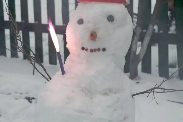 Χιονάνθρωπος σε κόκκινο κουβά — Φωτογραφία Αρχείου
