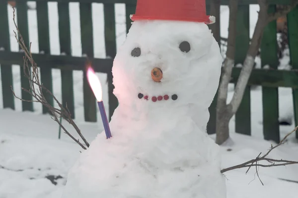 Сніговик у червоному відрі — стокове фото
