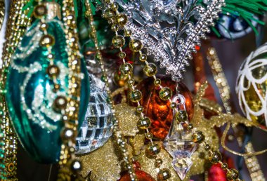 Renkli Noel süsleri