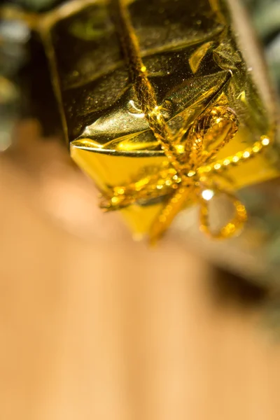 Brinquedo de caixa de presente de ouro — Fotografia de Stock