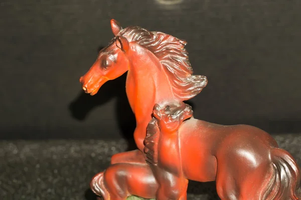 Rotes Pferd und Fohlenstatuette — Stockfoto