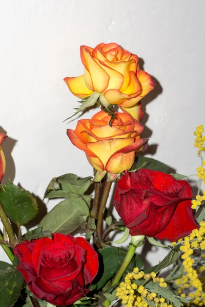 Bouquet de roses rouges et orange — Photo