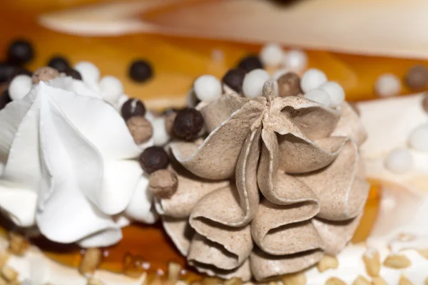 Torta alla vaniglia con decorazioni — Foto Stock