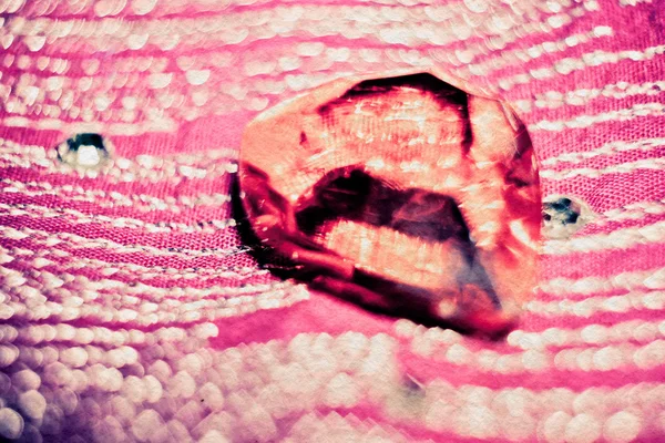 Coração de plástico sobre têxteis — Fotografia de Stock