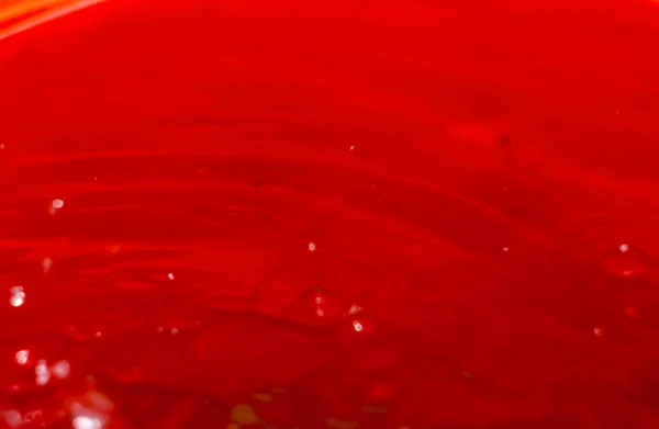 Eau dans le seau rouge — Photo