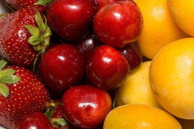 Kayısı, kiraz ve çilek
