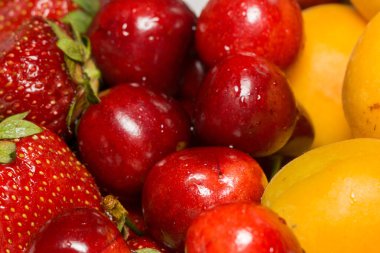 Kayısı, kiraz ve çilek