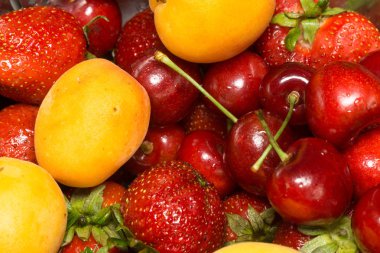 Kayısı kiraz ve çilek