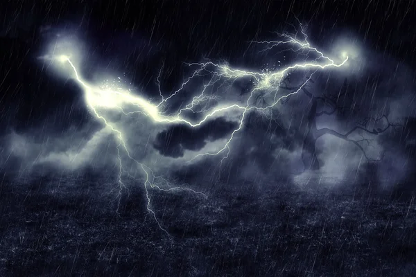 Storm boven het veld — Stockfoto