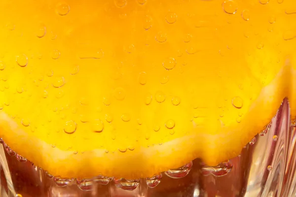 Оранжевый ломтик в воде — стоковое фото