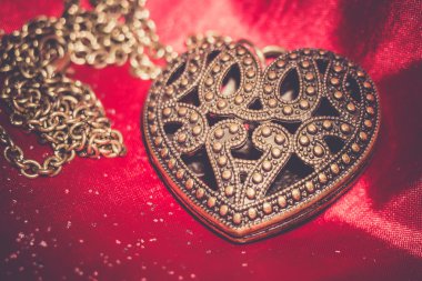 İpek Retro üzerinde kalp kolye