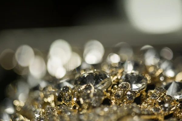 Diamantes e ouro desfocado — Fotografia de Stock