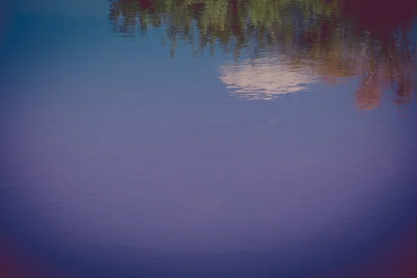 Bäume spiegeln sich im Fluss Retro — Stockfoto