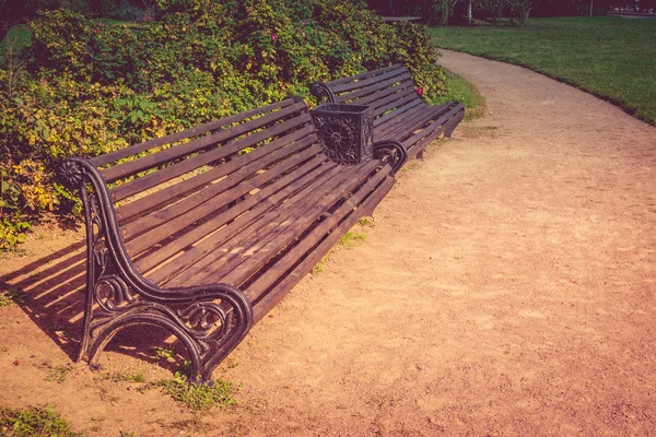 Bench in een park — Stockfoto