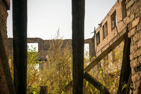 Velha casa abandonada — Fotografia de Stock