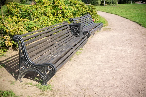 Bench in een park — Stockfoto