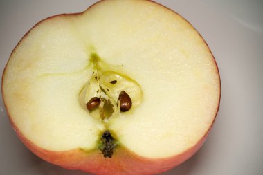 Yarım kırmızı elma makro